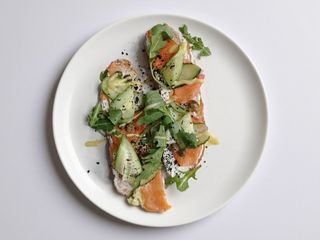 Брускета з лососем