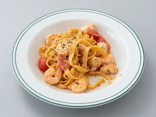 Паста з тигровими креветками в томаті