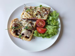 Бельгійська вафля з куркою та сиром