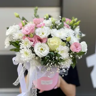 Композиція: коробка відро (рожева), хризантема зембла, атена, еустома рожева та біла, гіпсофіла + бант білий