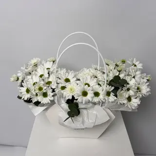 Композиція в сумці хризантема ромашка евкаліпт