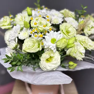 Композиція в стакані (2521,еустома біла/рожева,хризантема ромашка,зелень )