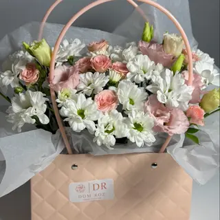 Композиція в сумочці 2319 хризантема ромашка,рожева або біла еустома