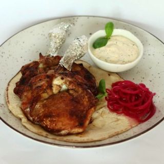 Соковите запечене куряче стегно з коржиком