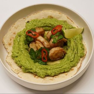 Смажені креветки з гуакамоле на пшенічній роті