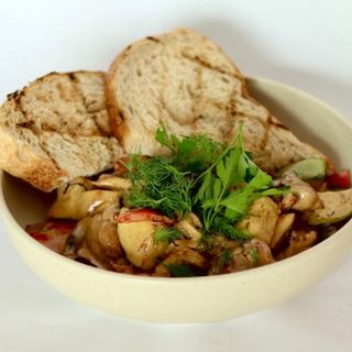 Пательня з куркою та овочами в вершках