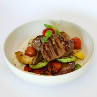 Медальйони з телятини з соусом дор блю на овочах гриль