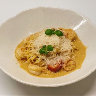 Локшина з вершковим біском та креветками