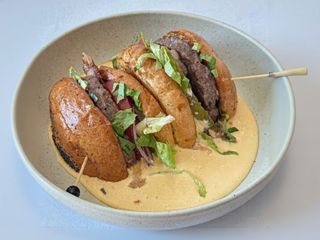 Бургер з яловичиною та сирним соусом