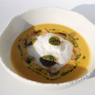 Крем-суп з гарбуза з креветками та піною з кокосового молока