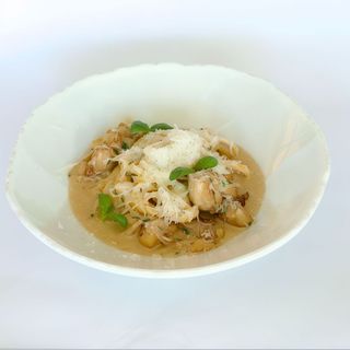 Локшина з куркою та білими грибами