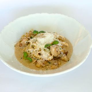 Локшина з куркою та білими грибами