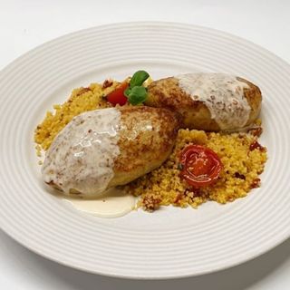 Курячі битки з кус-кусом та в'яленими томатами