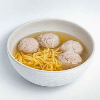 Бульйон з локшиною та курячими тюфтелями