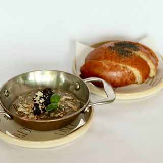 Паштет з курячої печінки, з бріошем та карамелізованою цибулею