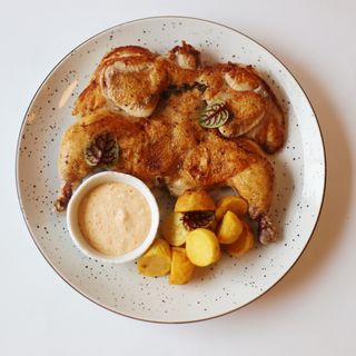 Курча з соусом із запечених перців