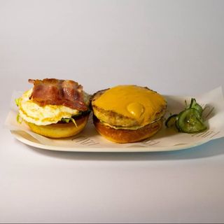 Сніданок з мафіном та курячою котлетою