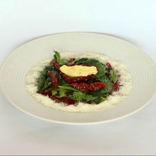 Карпачо з яловичини, трюфельним майонезом та зеленню