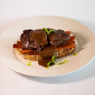 Медальйони з телятини з соусом демігляс