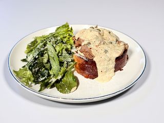 Великий тост з телятиною та соусом вітелло тоннато (300г)