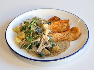 (Курча з картоплею, печерицями та шпинатом під трюфельним соусом 400г)