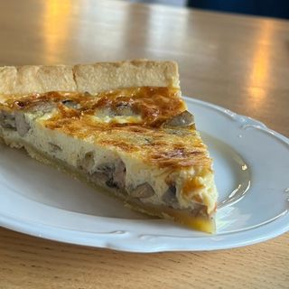 Киш з куркою та грибами