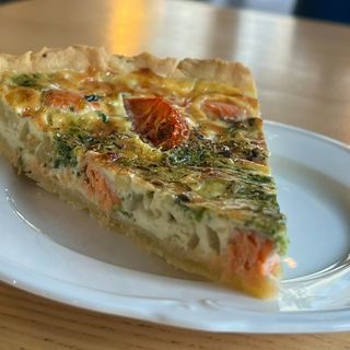 Киш з лососем та шпинатом