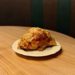 Мигдалевий круасан з грушею