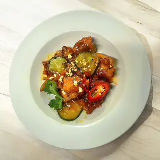 Курочка в кисло-солодкому соусі та смаженими огірками (220г)