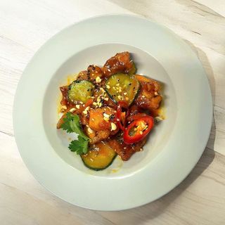 Курочка в кисло-солодкому соусі та смаженими огірками (220г)