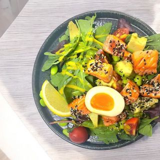 Салат з лососем татакі (230г)