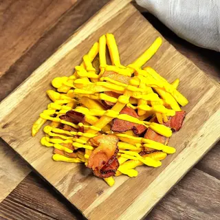 Картопля фрі з беконом та сирним соусом(240грам)
