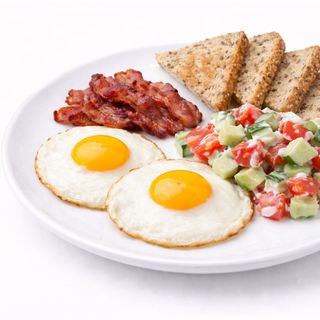 Яєшня з беконом та літнім салатом