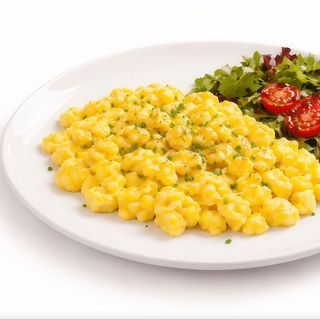 Скрембл з трьох яєць з легким салатом