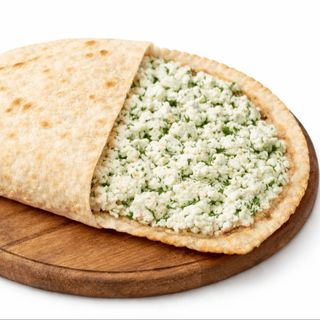 Янтик з трьома видами сиру та зеленню