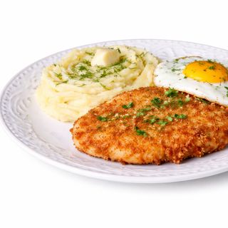 Картопляне пюре з відбивною та яйцем