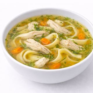 Курячий бульйон з локшиною та філе