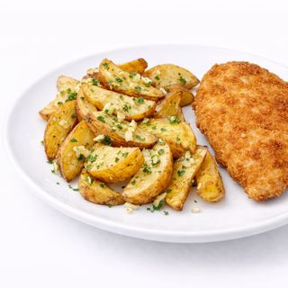 Картопляні брусочки з часником та куряча відбивна