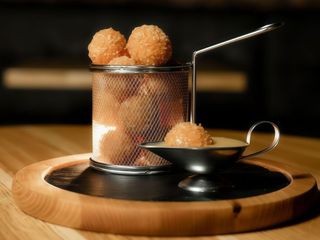 Сирні кульки в кунжуті з медово-гірчичним соусом (300г)