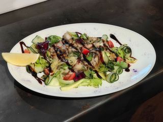 Салат з вугрем під Устрічним соусом (180г)