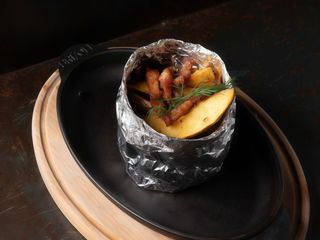 Картопля запечена з беконом у фользі (250г)