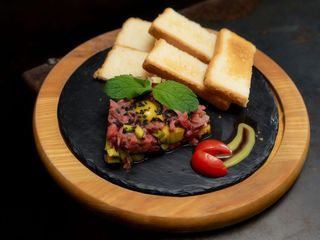 Тар-тар з телятини з грінками (180/30г)