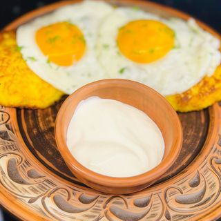 Деруни з мʼясом під яйцем