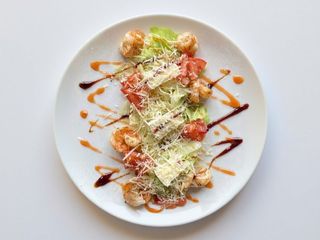 Салат з креветками та сиром Брі