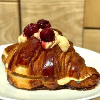 Круасан з грушею та вишнею(175г)