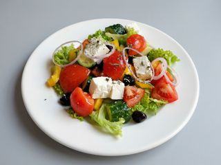 Юнан салатаси  (350 г) Страва містить маслини з кісточками!