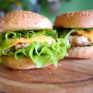 Бургер з курячим м'ясом та сиром