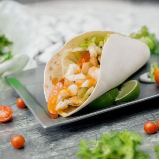 Тако з соковитим курчам (200г)