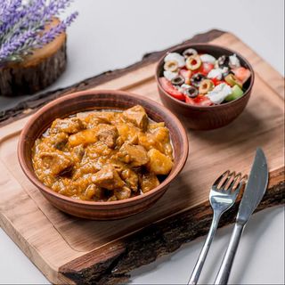 Печеня зі свининою та салатом Грецький (500г)