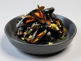 Мідії у винному соусі (300g)